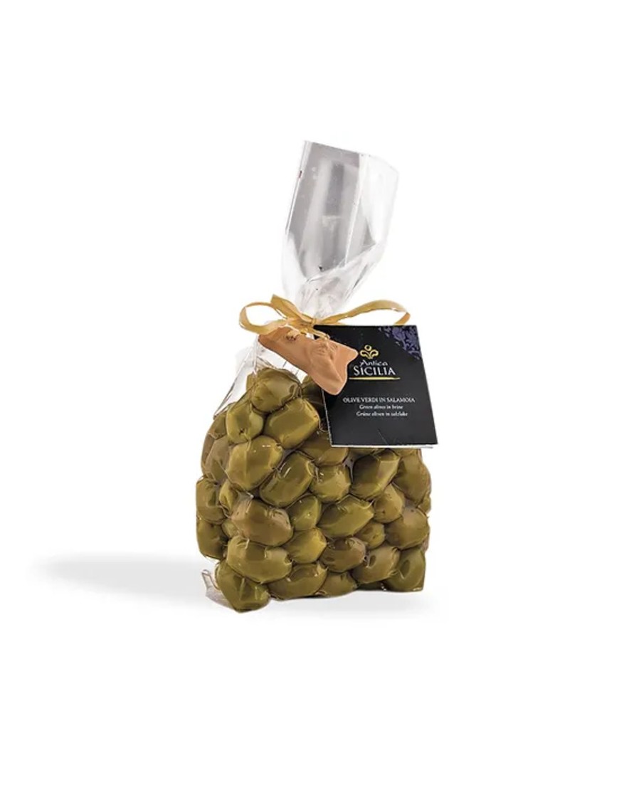 Le olive verdi in salamoia sono ottime per antipasti tipici siciliani