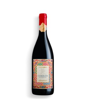 delizioso vino rosso dalla bottiglia elegante che racchiude un sapore intenso tipico siciliano