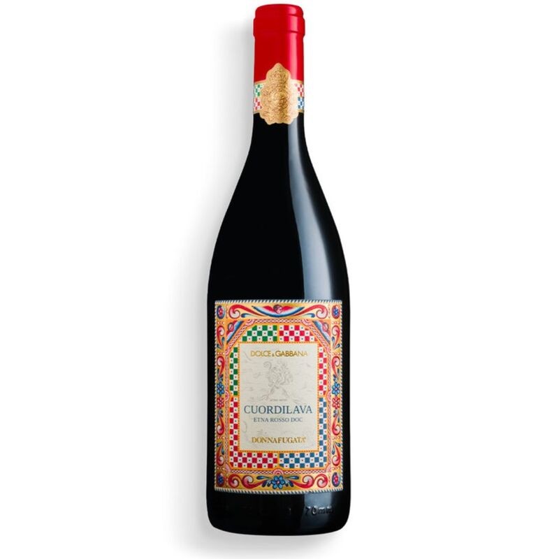 delizioso vino rosso dalla bottiglia elegante che racchiude un sapore intenso tipico siciliano